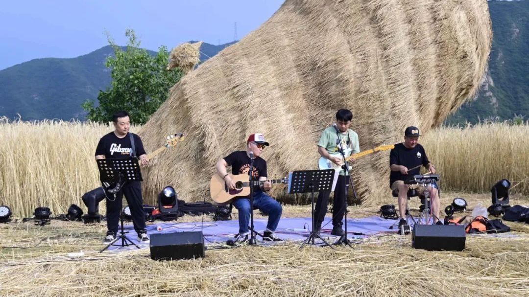 “云上梯田的回响”麦田音乐会29日持续上演 探索文旅农融合新路径 “云上梯田的回响”麦田音乐会29日持续上演 探索文旅农融合新路径