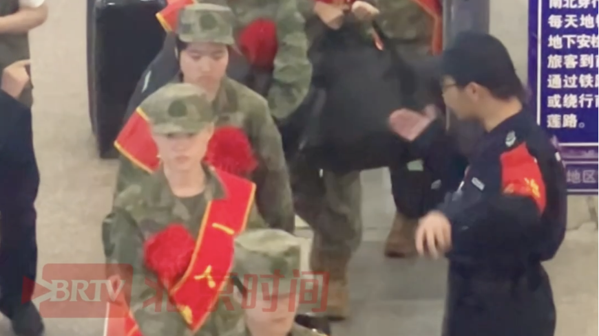 又是一年入伍季，北京西站转运新兵入伍，现场的女兵队伍格外亮眼