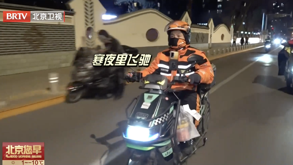 他的保温箱，装着北京半座城的深夜食堂——