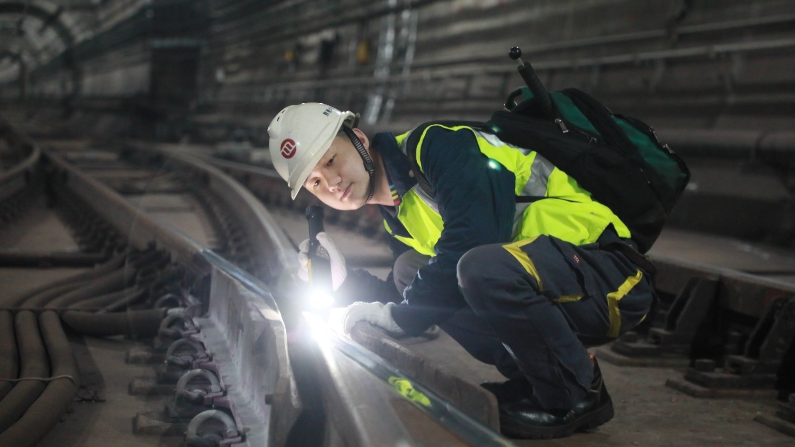 除夕夜，他为地铁“守岁”