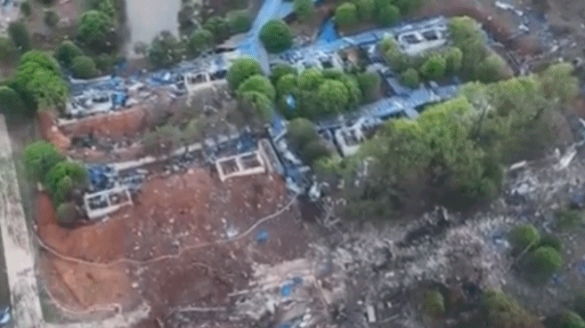 航拍湖南浏阳烟花厂爆炸事故现场:专业人员进入核心区域救援 航拍湖南浏阳烟花厂爆炸事故现场:专业人员进入核心区域救援
