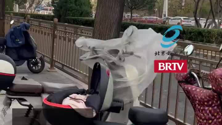 北京的风呼呼呼吹得树哗哗哗,大风来袭局地伴有扬沙! 北京的风呼呼呼吹得树哗哗哗,大风来袭局地伴有扬沙!