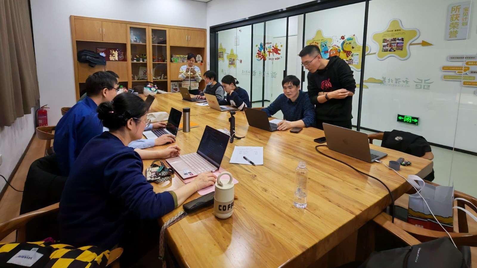 AI成北苑人“外挂大脑”?老中青幼悄悄补课,把AI玩成“全民搭子”! AI成北苑人“外挂大脑”?老中青幼悄悄补课,把AI玩成“全民搭子”!