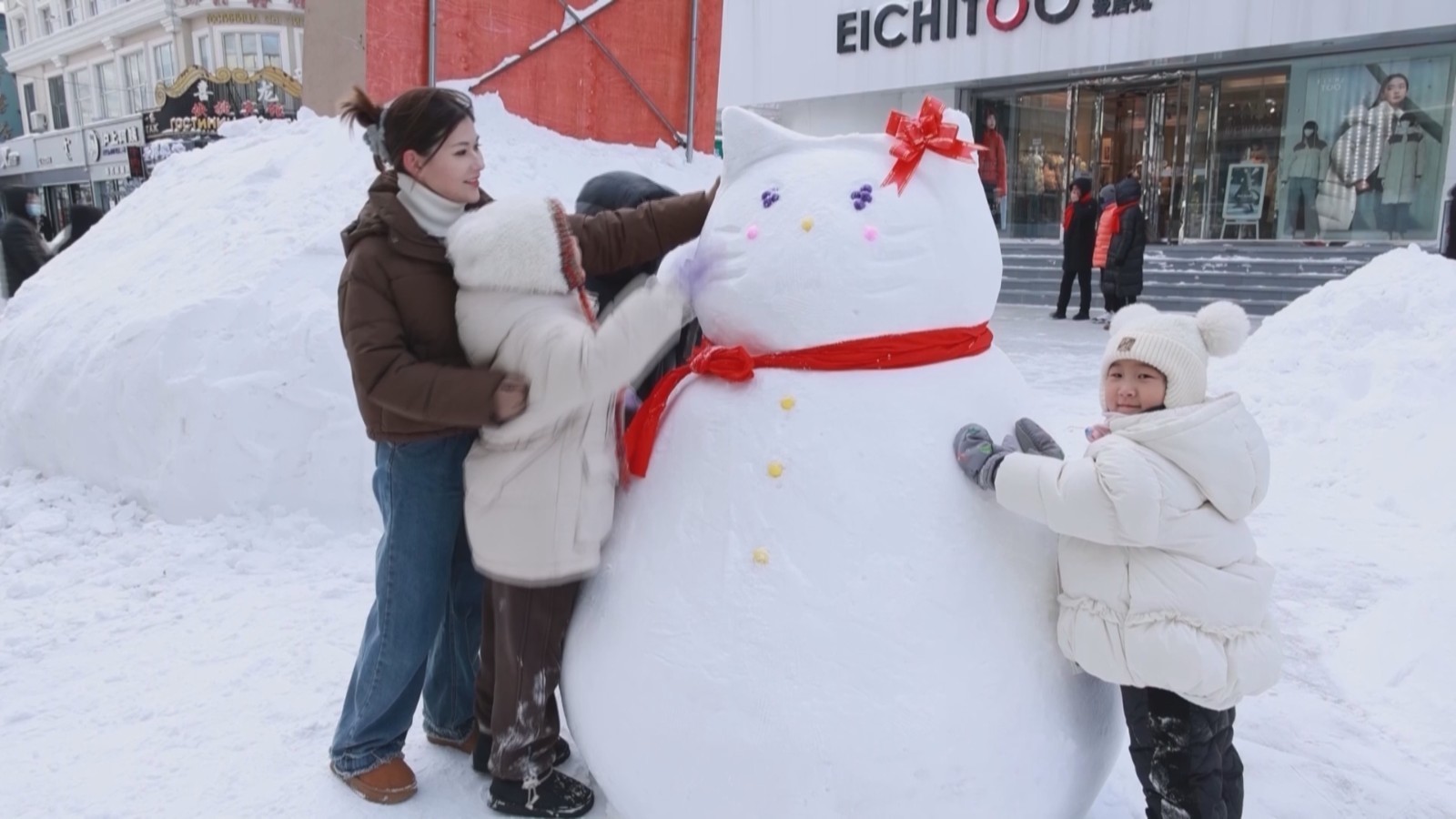 可爱到爆!“雪人街” 游人争相打卡 可爱到爆!“雪人街” 游人争相打卡