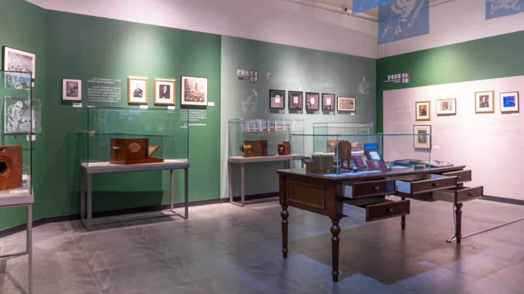 “化影写真——古典相机与科学摄影的诞生暨尼埃普斯《勒格拉的窗外景色》200周年纪念展”正式启幕 “化影写真——古典相机与科学摄影的诞生暨尼埃普斯《勒格拉的窗外景色》200周年纪念展”正式启幕