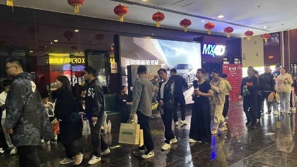 国庆档影片题材多元“爆火”，引发观影热潮