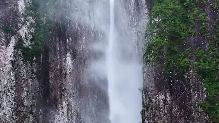 台风逼近温州雁荡山瀑布倒流,白练悬空、水雾漫天 台风逼近温州雁荡山瀑布倒流,白练悬空、水雾漫天