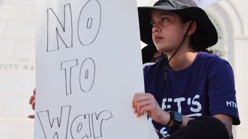 对伊打击未停,特朗普说情报高官请辞“是好事” 对伊打击未停,特朗普说情报高官请辞“是好事”