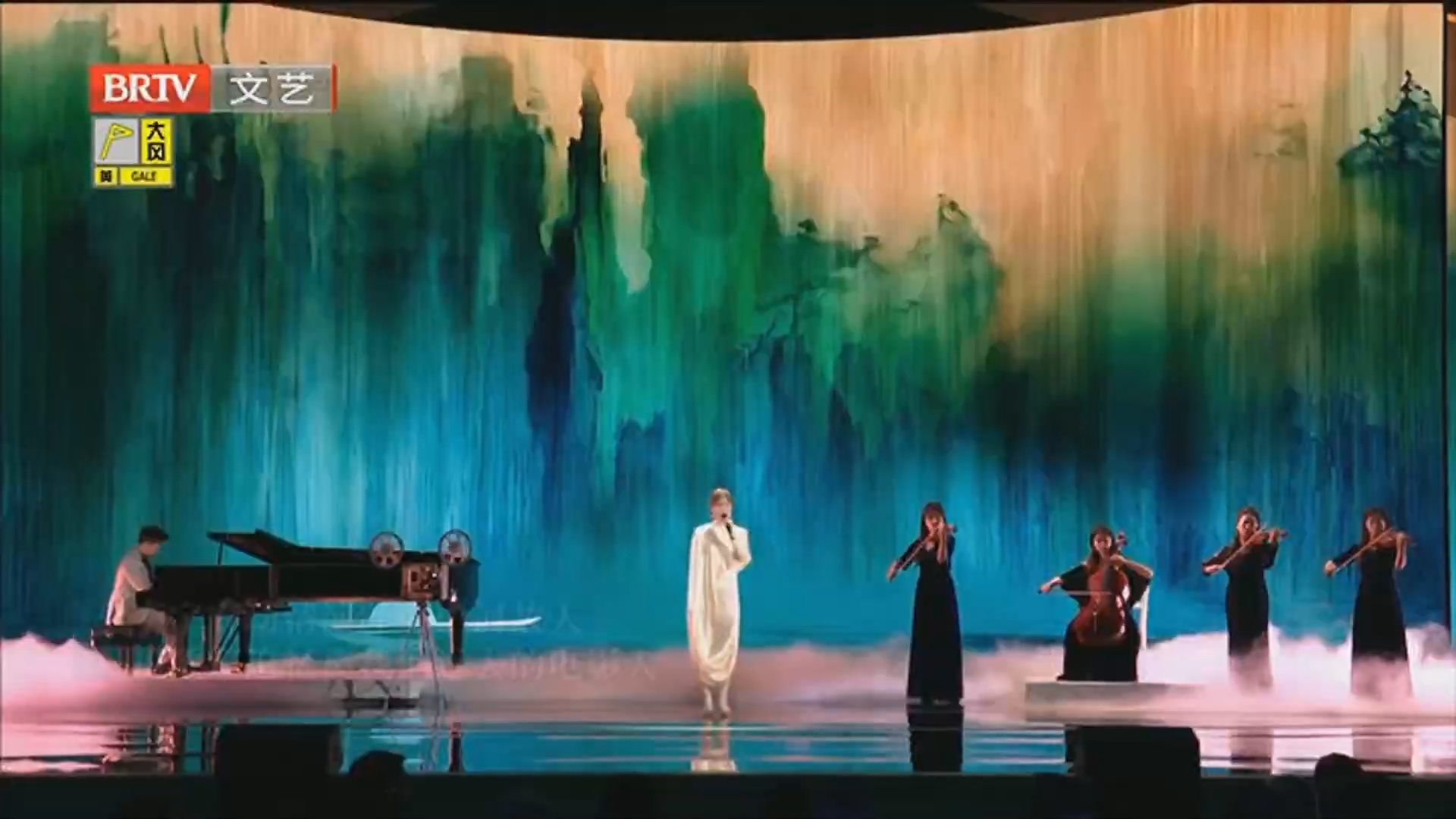 《每日文艺播报》20260426第十六届北京国际电影节圆满落幕 于和伟获最佳男主角 袁和平获终身成就奖