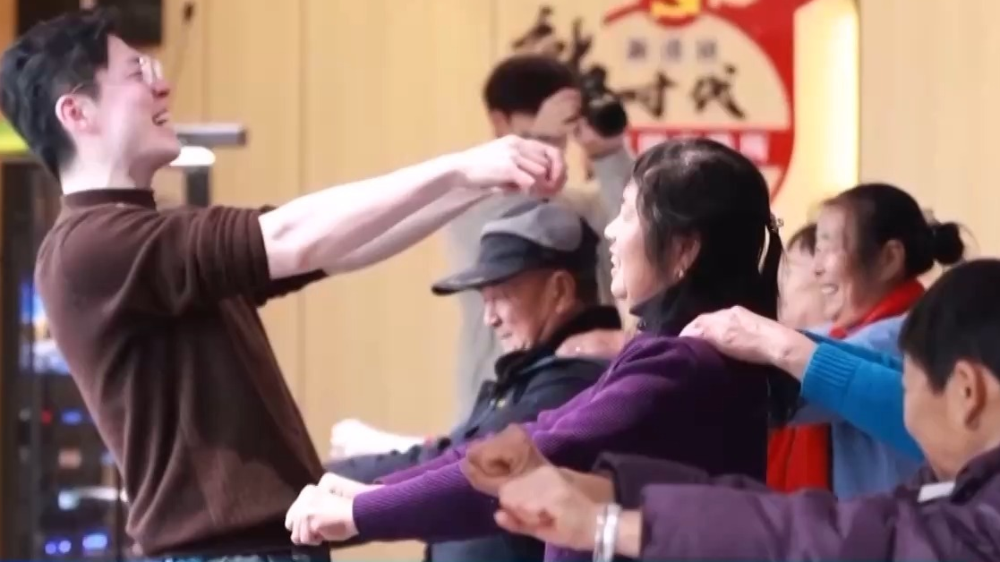 新春走基层丨这堂想给爸妈都报上的音乐课 是对“如何老去”最温暖的回答 新春走基层丨这堂想给爸妈都报上的音乐课 是对“如何老去”最温暖的回答