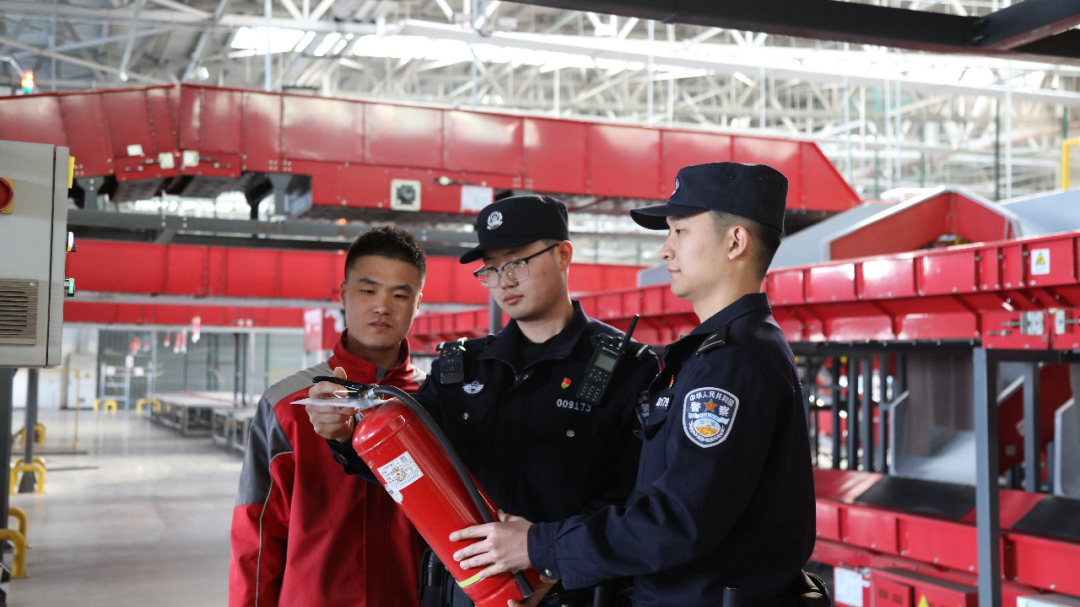 春运我在岗|国门空港货运忙 坚守一线保畅通 春运我在岗|国门空港货运忙 坚守一线保畅通