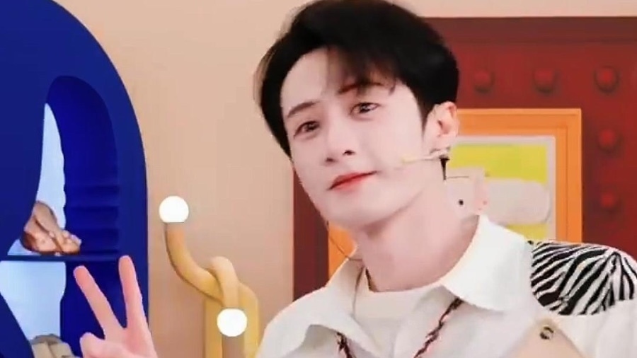 檀健次亮相品牌直播活动，一身亲自搭配的造型随性登场