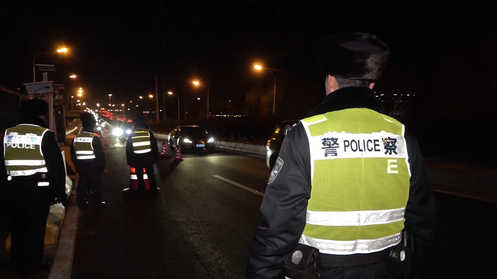 寒夜里的坚守:菜户营桥查控岗 寒夜里的坚守:菜户营桥查控岗