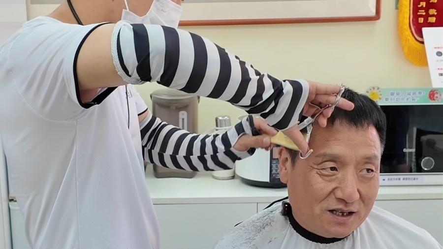 爱心厨房的“金牌理发师”是位患者家属：淋了很多雨，就特别想帮助别人