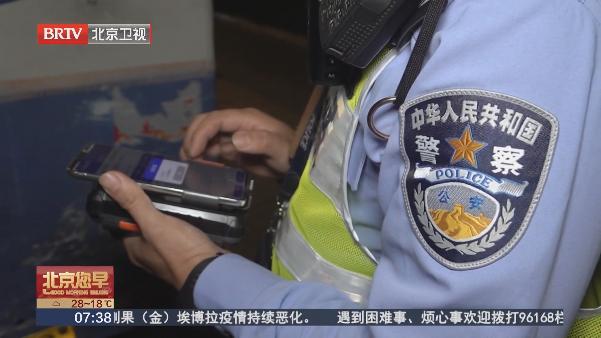 民警夜查电动车 无证 无盔均被拦停