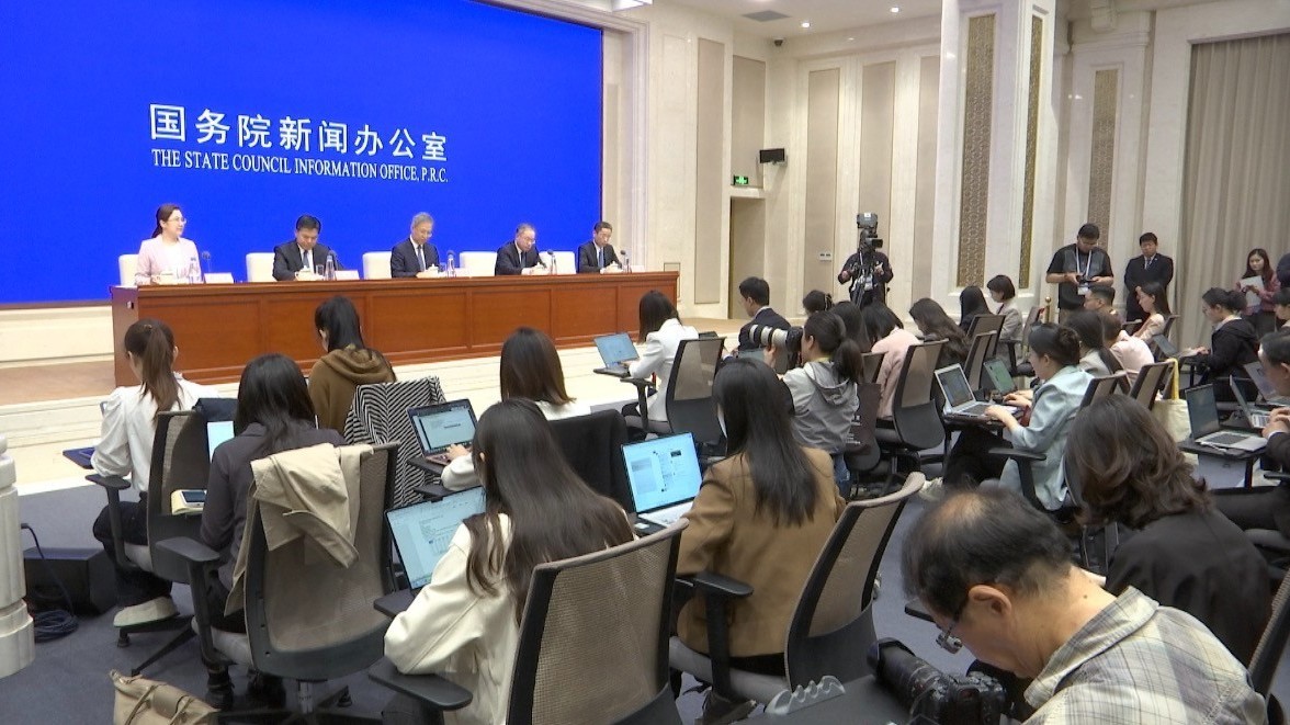 央行:坚决对市场顺周期行为进行纠偏,防范汇率超调风险 央行:坚决对市场顺周期行为进行纠偏,防范汇率超调风险