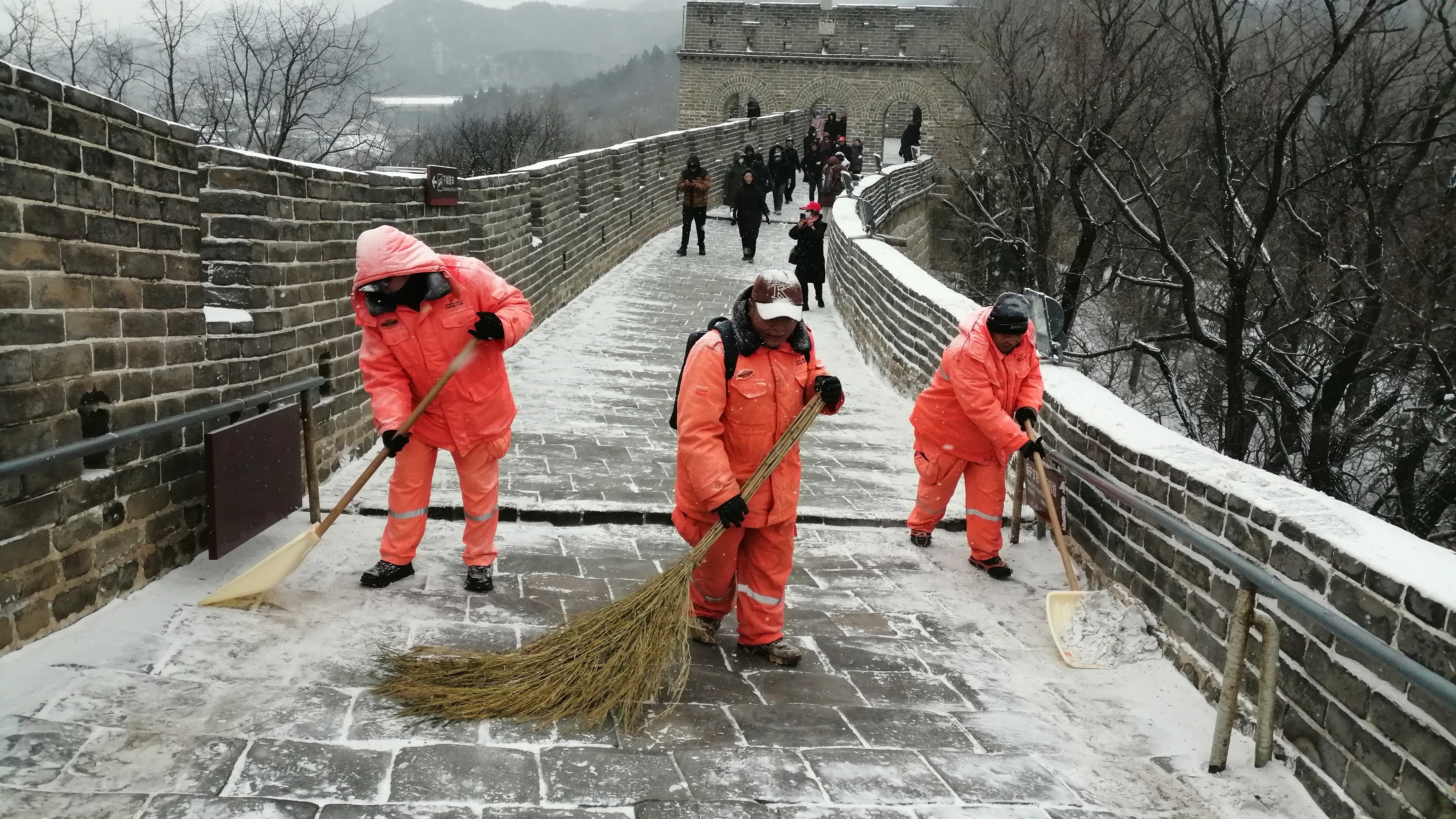 八达岭长城：银装素裹迎客来，温情守护筑平安