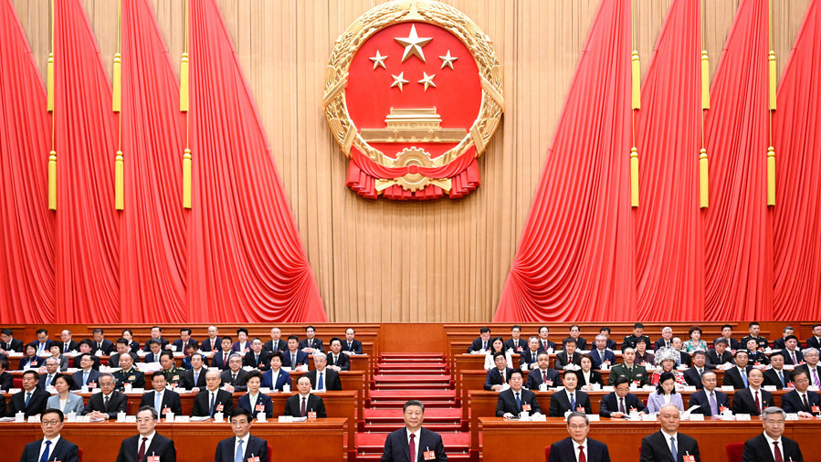 十四届全国人大三次会议在京开幕 习近平等在主席台就座