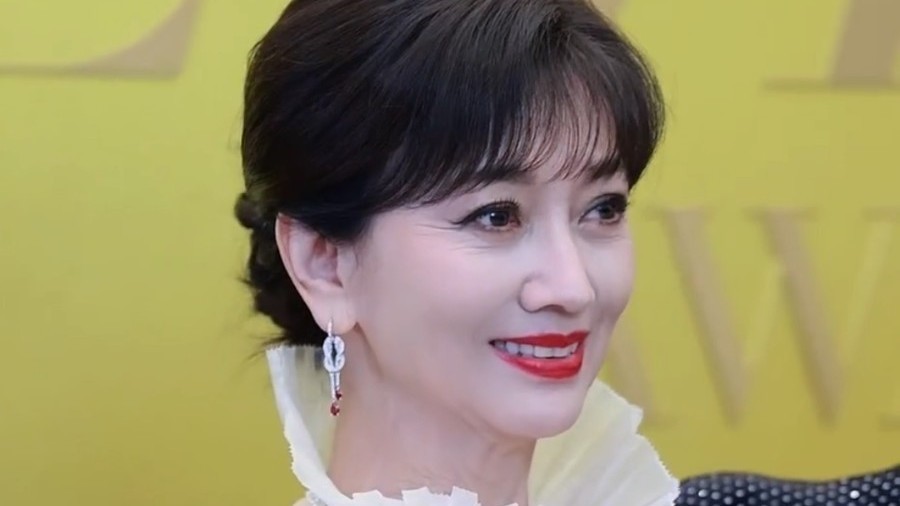 芭莎时尚红毯。赵雅芝一袭优雅白裙惊艳亮相！