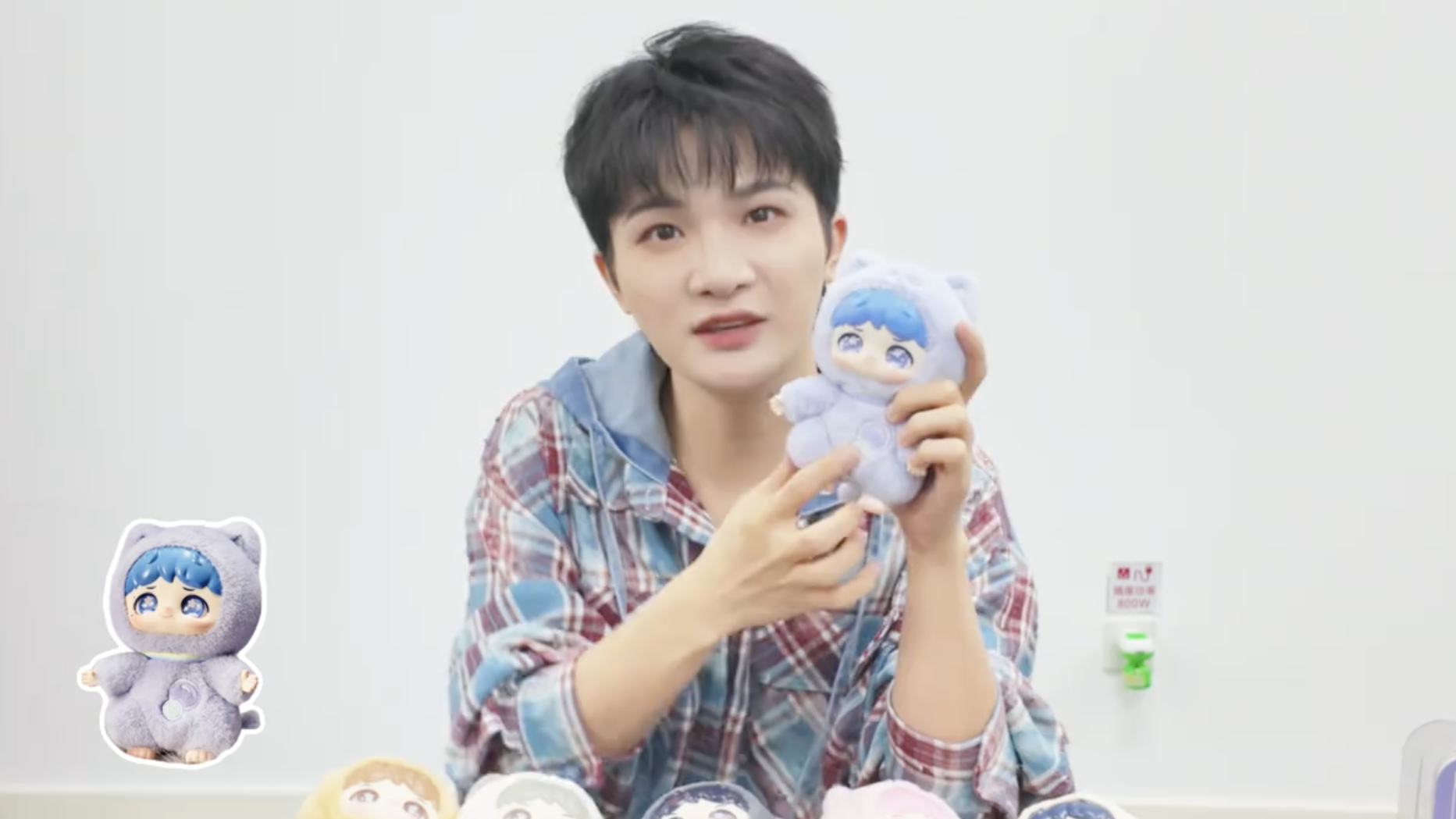 泡泡玛特携手周深制作的《反深代词》系列盲盒于昨晚开售