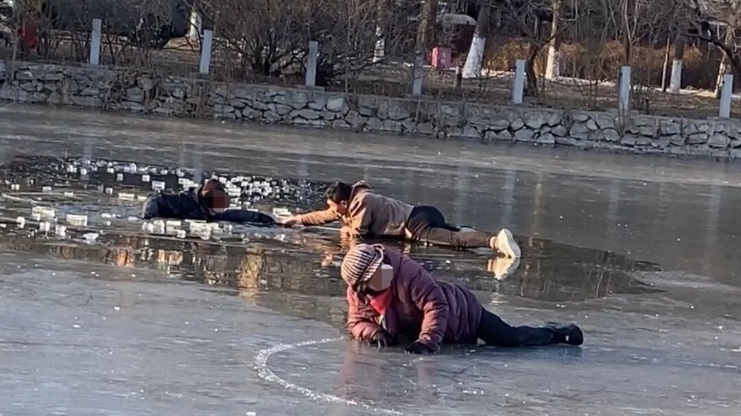 北京一对老夫妇滑冰车落水，35岁小伙当即爬冰救人，不料冰层连续断裂……