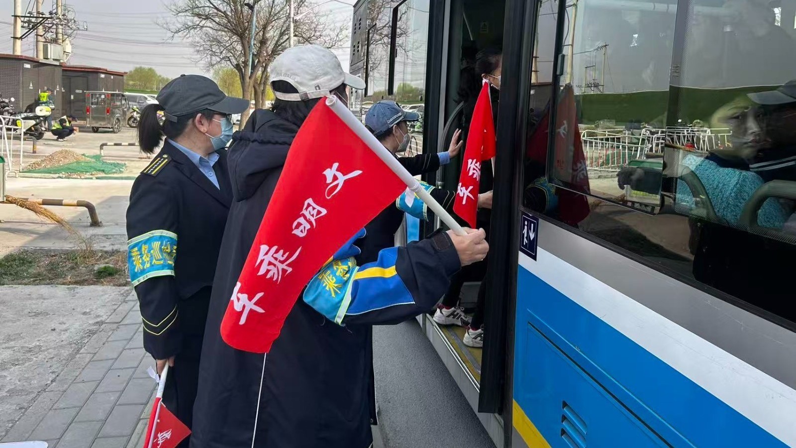 清明祭扫高峰 北京公交集团开通多条扫墓专线 增设站点