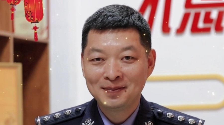 “守护万家灯火，却欠你十年团圆。老婆，辛苦了！”