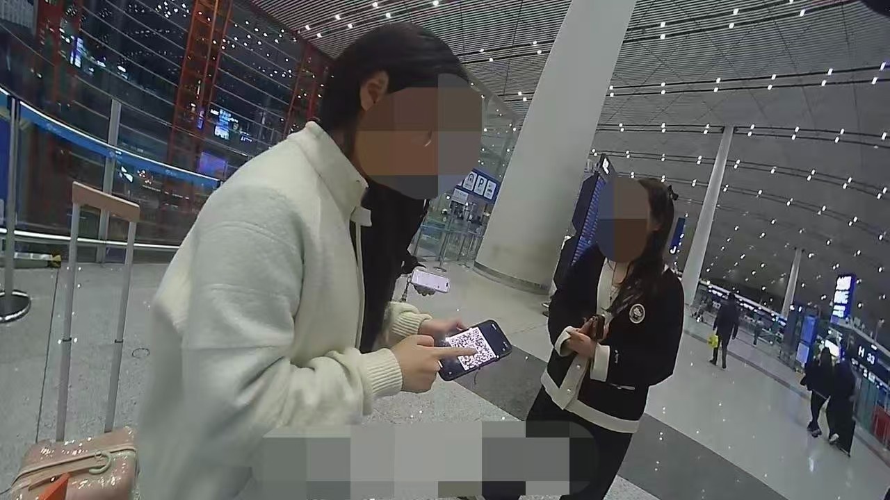 候机玩手机 15岁少年6万多元“飞走了” 候机玩手机 15岁少年6万多元“飞走了”