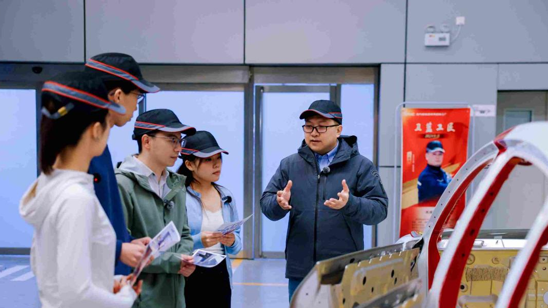 青知讲说人·这young探北京|北工大学子探访北汽新能源工厂：在机械臂与课堂间寻找智能制造密码