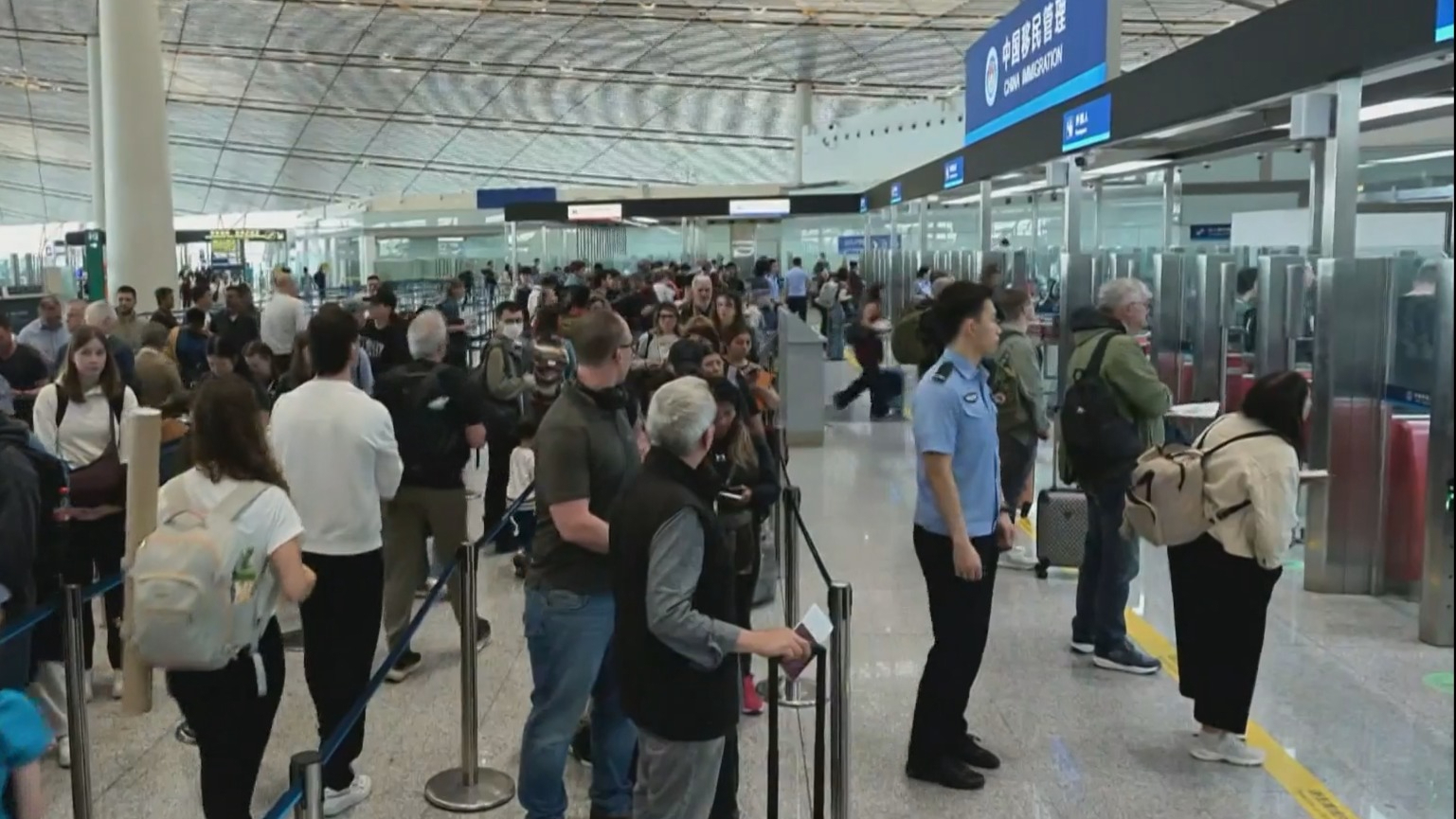 北京口岸本年度出入境人员总量突破800万人次 较去年提前半个月 北京口岸本年度出入境人员总量突破800万人次 较去年提前半个月