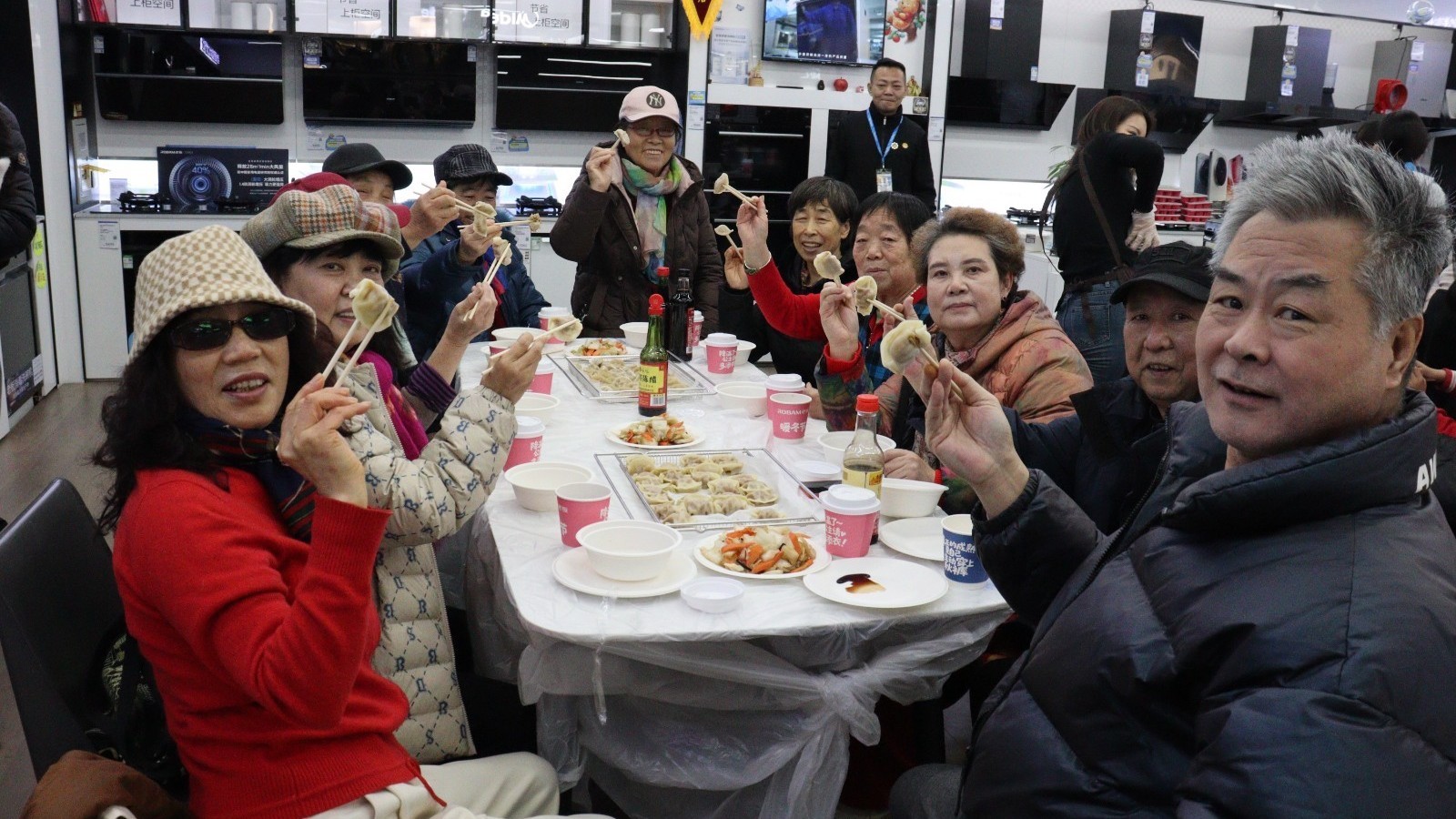 不止一碗饺子!通州北苑6000+水饺串起“一老一新”的冬至团圆局 不止一碗饺子!通州北苑6000+水饺串起“一老一新”的冬至团圆局
