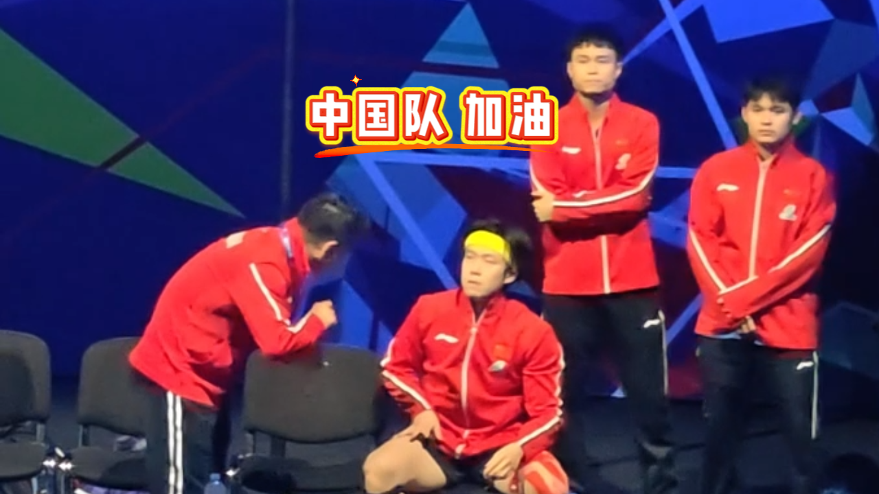 2026伦敦世乒赛男团半决赛王楚钦率先登场 教练王皓在一旁细心叮嘱 2026伦敦世乒赛男团半决赛王楚钦率先登场 教练王皓在一旁细心叮嘱