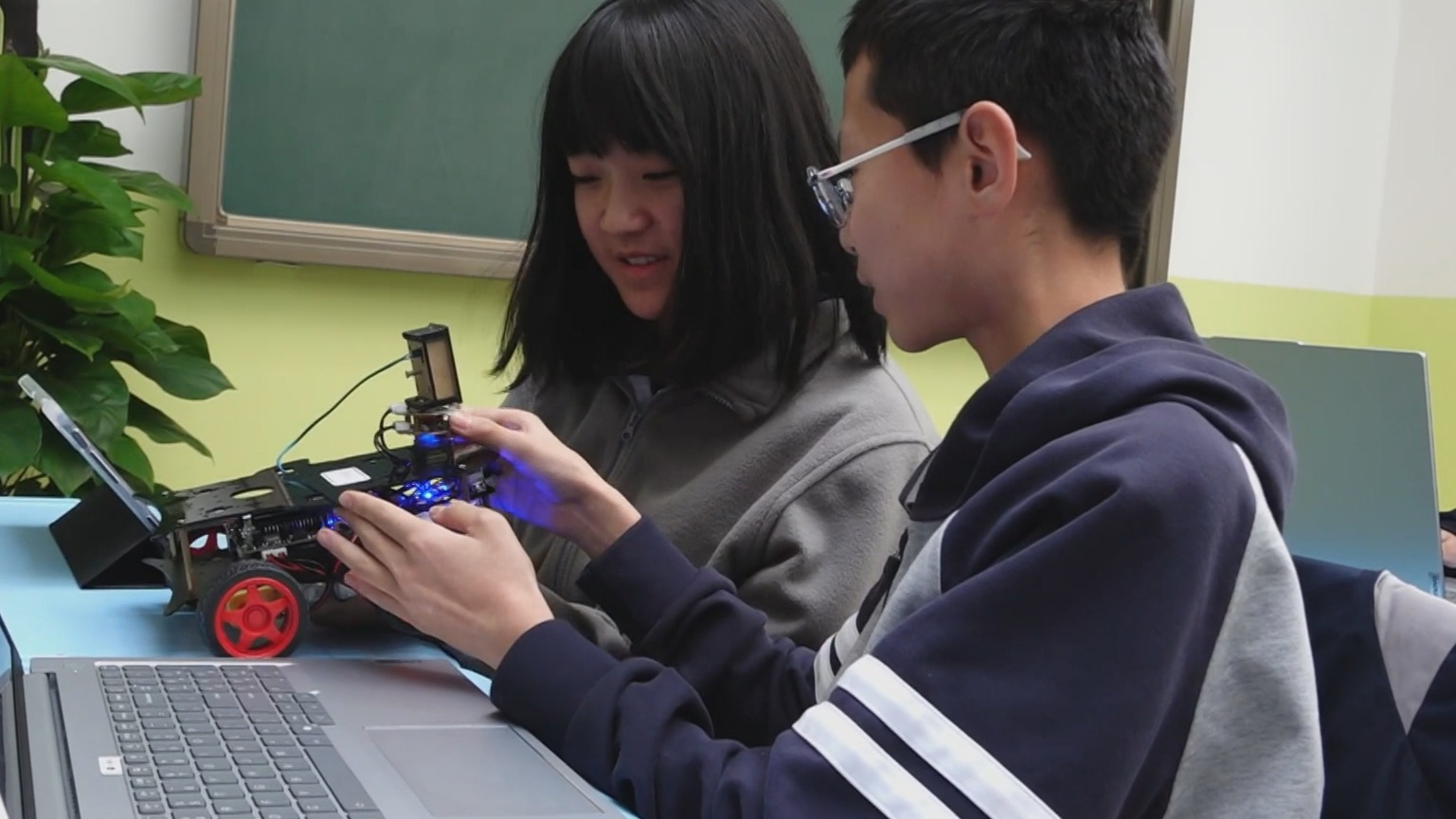 北京中小学秋季学期起开设AI通识课 覆盖小学至高中全学段
