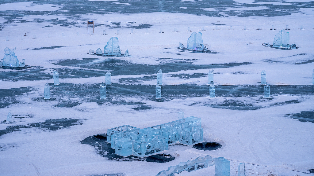 一辆载有8名中国游客的汽车在俄贝加尔湖沉没