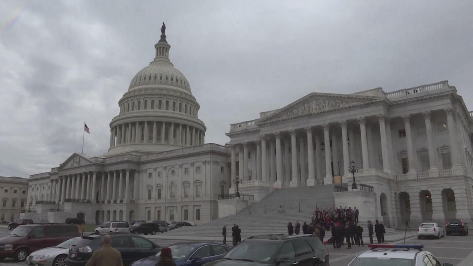 美国总统拜登签署临时拨款法案 避免政府“停摆” 美国总统拜登签署临时拨款法案 避免政府“停摆”
