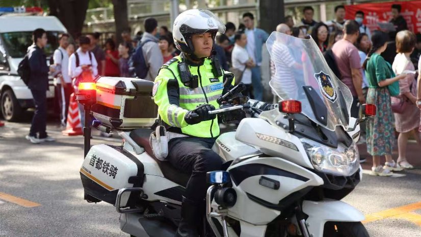高考期间北京铁骑交警将随车携带备用头盔，随时做好送考准备