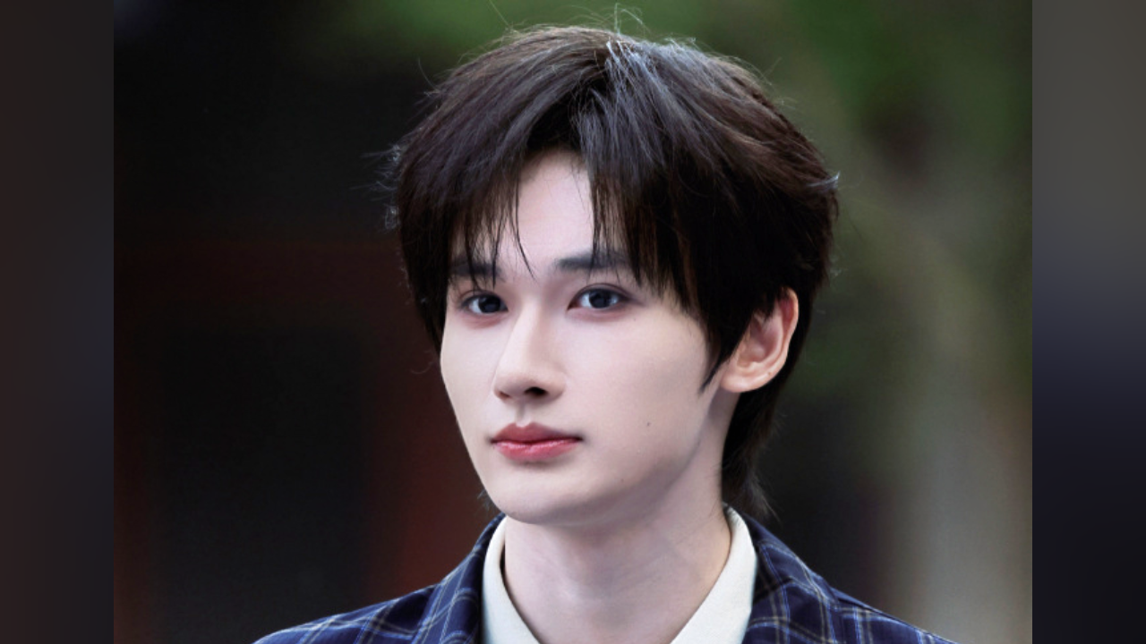 余宇涵亮相北影节光影风尚开幕大秀 清甜造型软萌互动甜度拉满 余宇涵亮相北影节光影风尚开幕大秀 清甜造型软萌互动甜度拉满