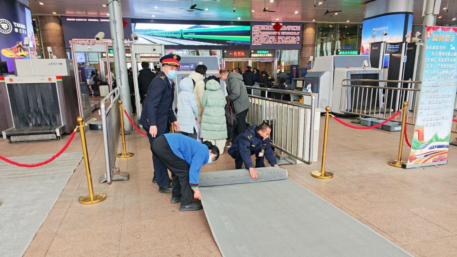 中国铁路北京局积极应对降雪天气 保障旅客安全出行