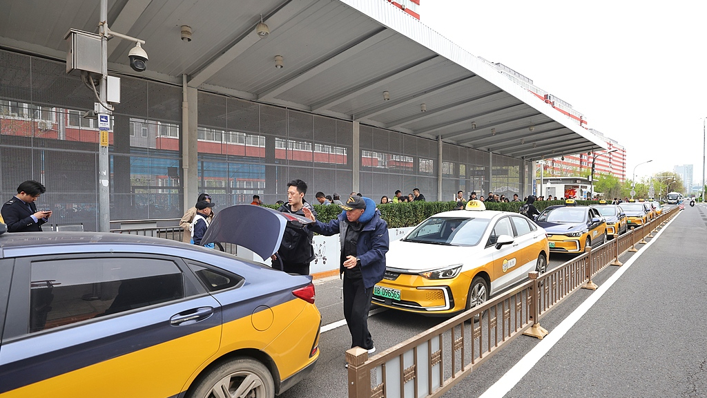 北京加大机场车站交通执法,严查出租车拒载、议价、绕路等行为 北京加大机场车站交通执法,严查出租车拒载、议价、绕路等行为