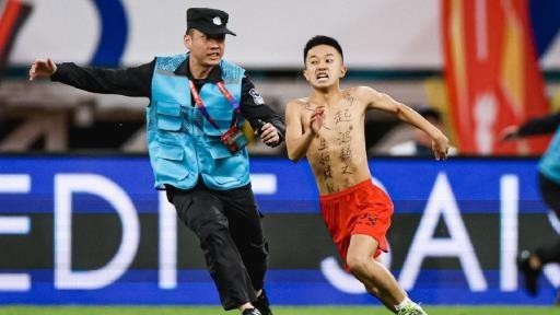 国足战日本赛中强行冲场，球迷吴某某被行拘10日！