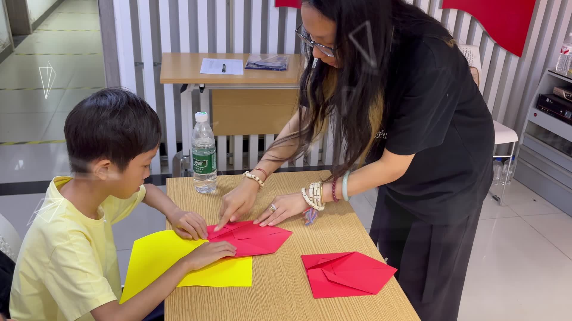 小手折出大梦想!茉藜园社区儿童纸飞机放飞爱国情 小手折出大梦想!茉藜园社区儿童纸飞机放飞爱国情