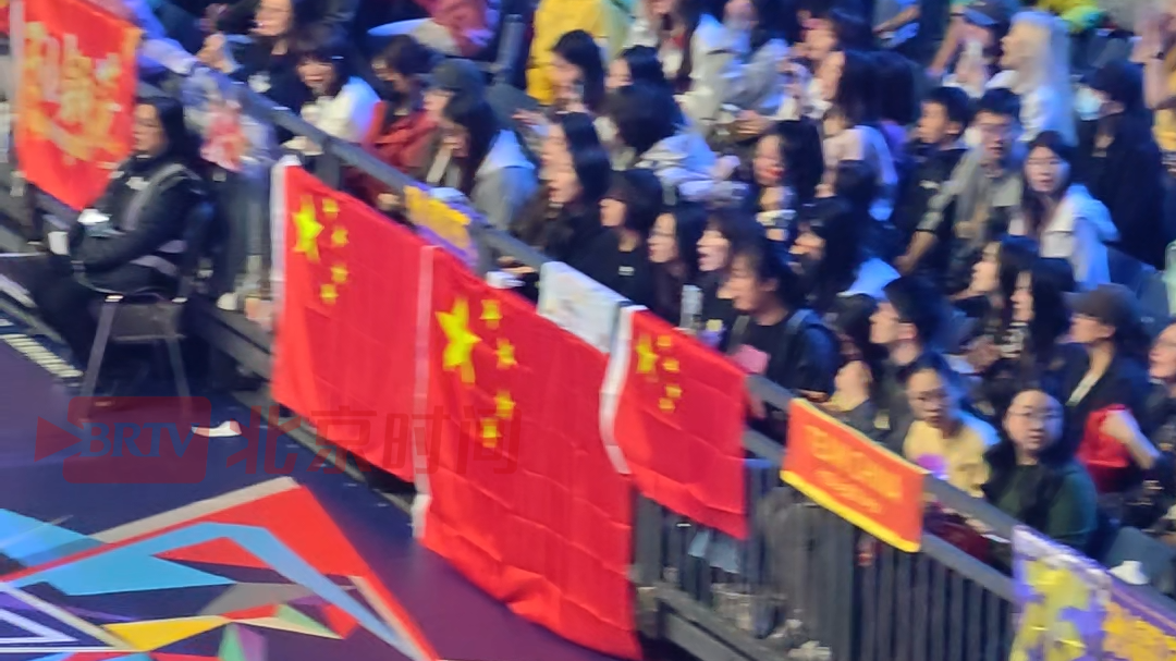 世乒赛女团决赛一触即发 数面五星红旗汇成一片耀眼的红色浪潮