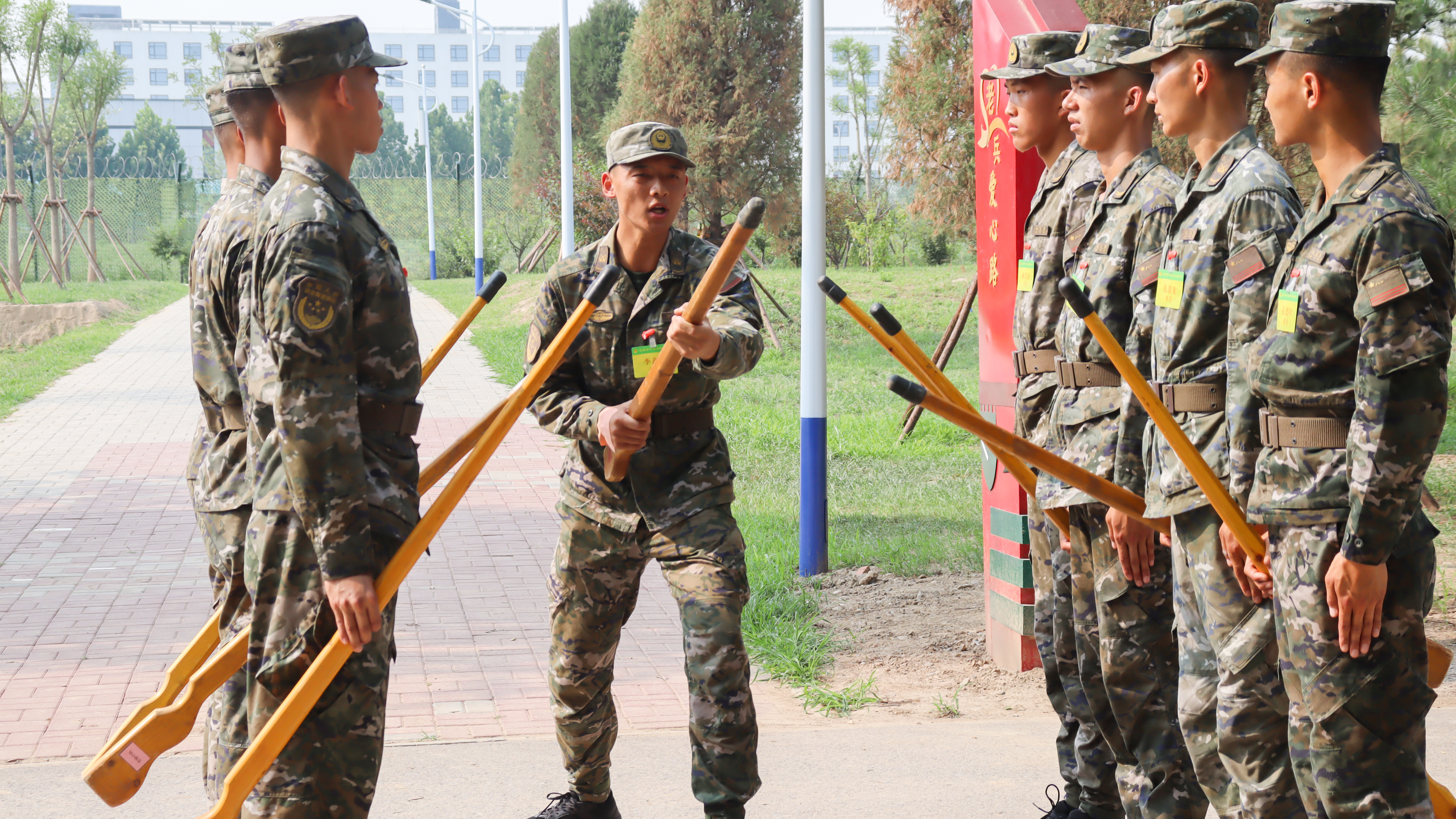 热浪袭人,看“准警士”们考核现场,如何“过关斩将”! 热浪袭人,看“准警士”们考核现场,如何“过关斩将”!
