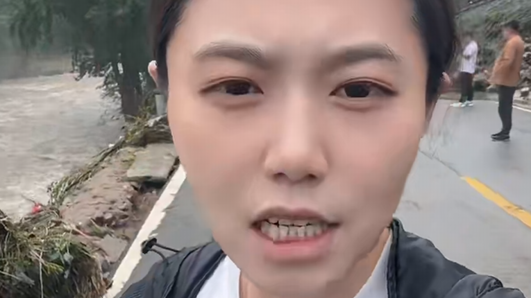 北京广播电视台记者孙烁在延庆珍珠泉乡水泉子村直击汛情