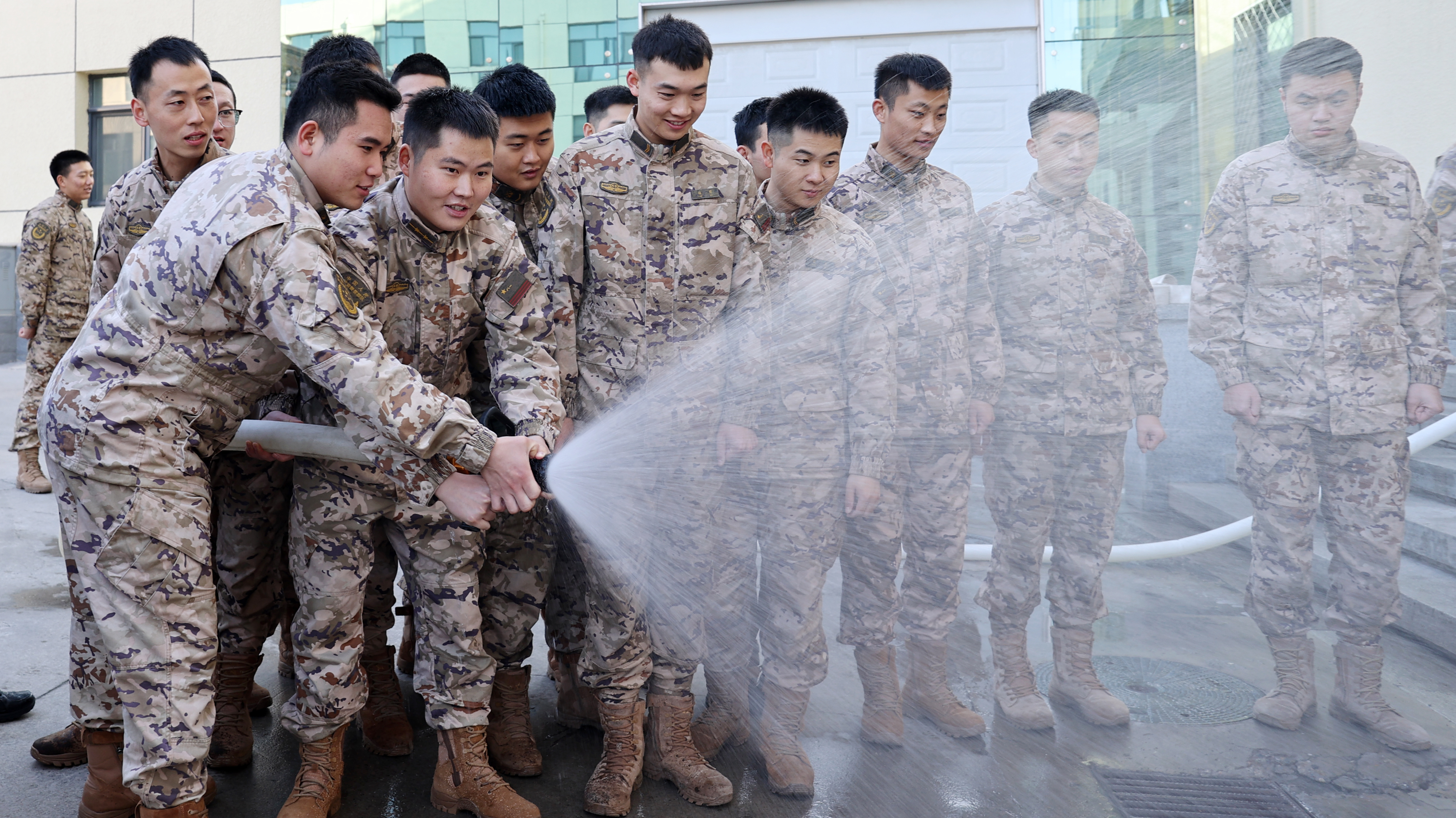 冬季防火演练：武警与消防携手共进