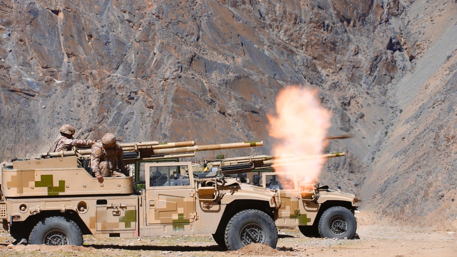 陆军某部在高原展开多种迫击炮综合集训