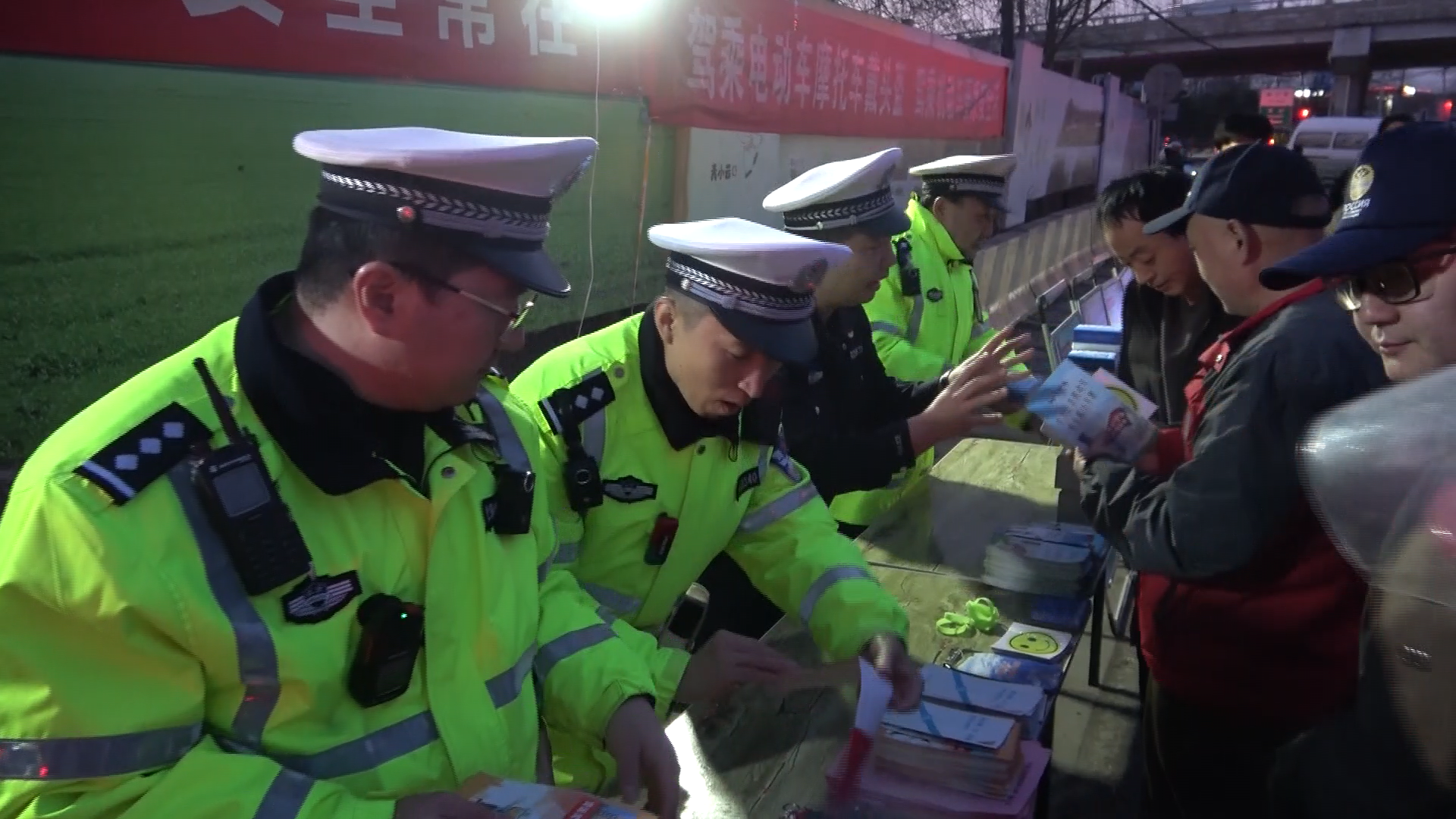 夜查“执法+宣教”行动 护航群众出行安全