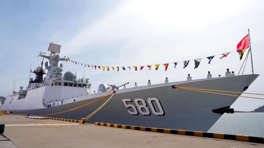 “荣归50”飞过军港上空，海军战舰满旗鸣笛致敬志愿军英烈！