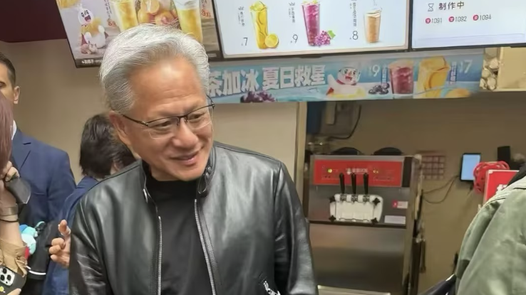 黄仁勋现身北京胡同买蜜雪冰城 品尝后竖大拇指点赞