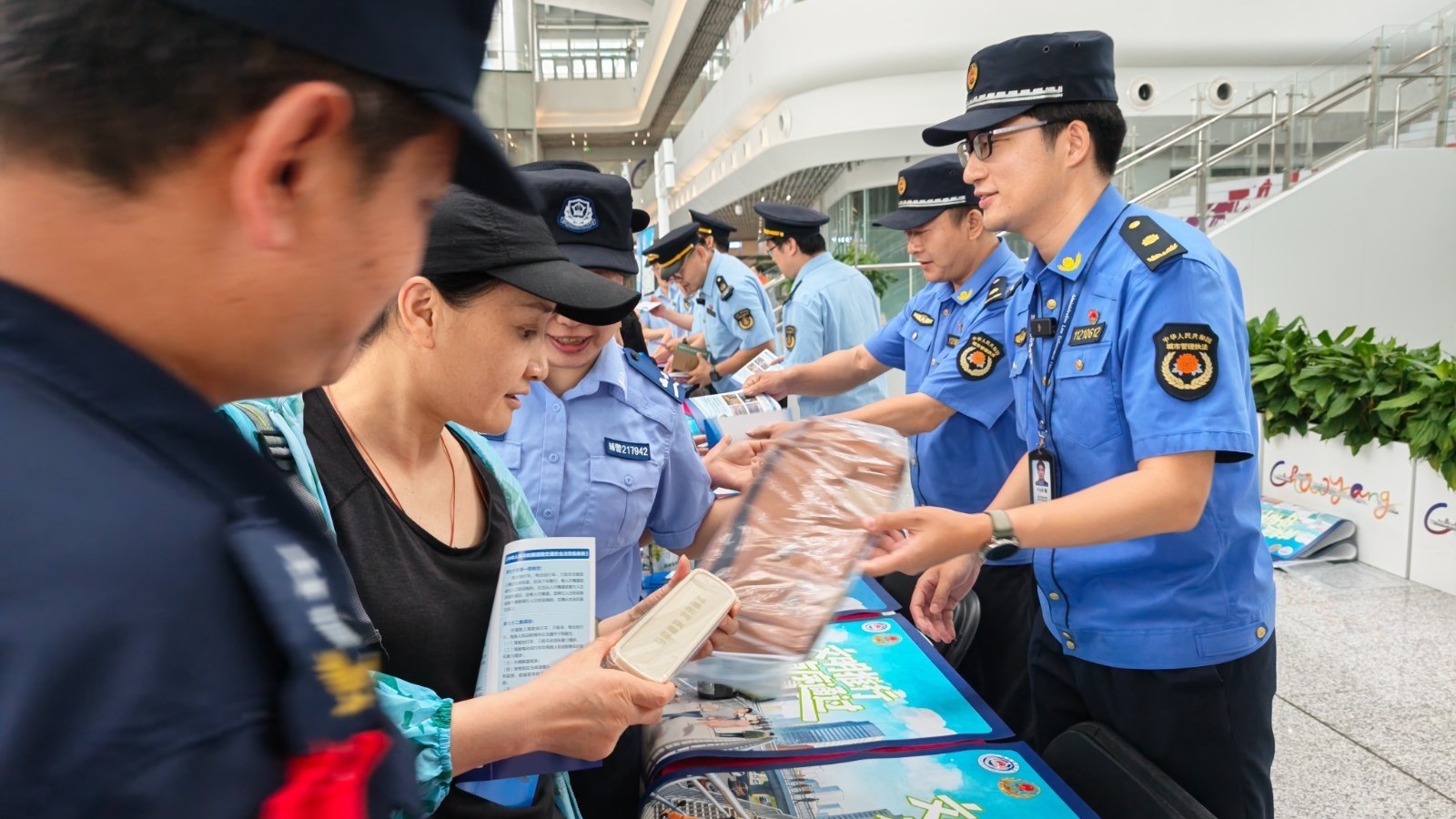 市城管执法局重点站区分局倡导文明骑行规范停放 市城管执法局重点站区分局倡导文明骑行规范停放